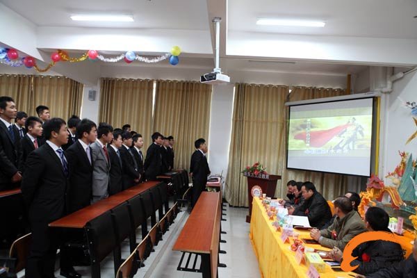 颁奖典礼现场全体师生奏班歌 视频回忆两年精彩生活