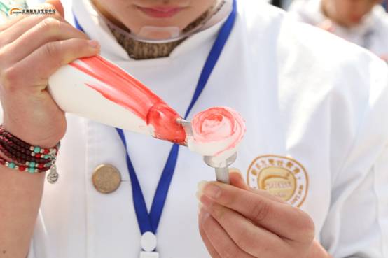 最美的花送给最爱的人：云南新东方2017“献礼情人节”西点裱花大赛