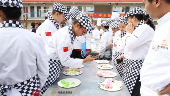 最美的花送给最爱的人：云南新东方2017“献礼情人节”西点裱花大赛