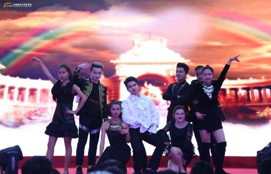 云南新东方“中国梦 我的梦”庆五一 迎五四晚会隆重举行