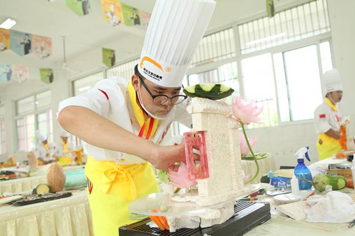 “丘比杯”雕刻现场  一把刻刀“话”美景