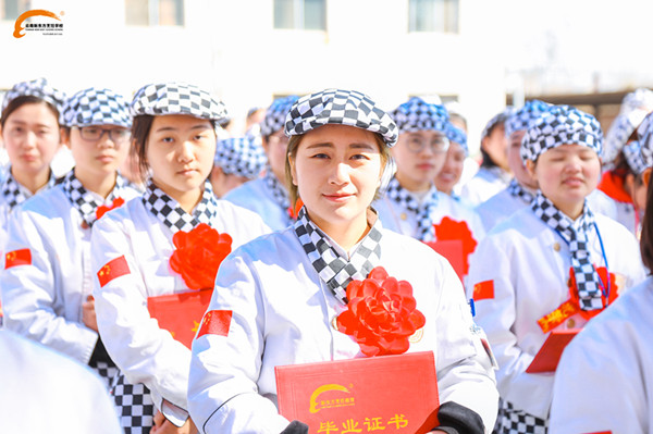 当下学什么技能好？学烹饪拿大学文凭