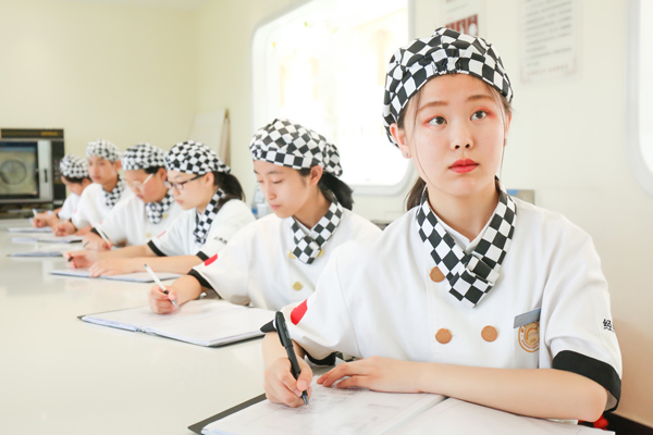 从女生到女神，学西点实现美丽跨越！