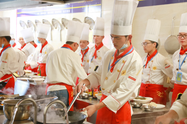 到学校学厨师有什么优势，厨师学校怎么选？