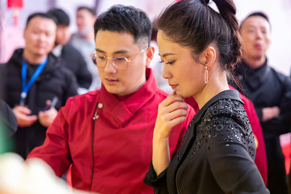 新东方名师王强出战厨王争霸，明星讲师变主厨，看他如何战斗到最